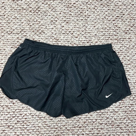 Woman's Nike shorts - Picture 4 of 10